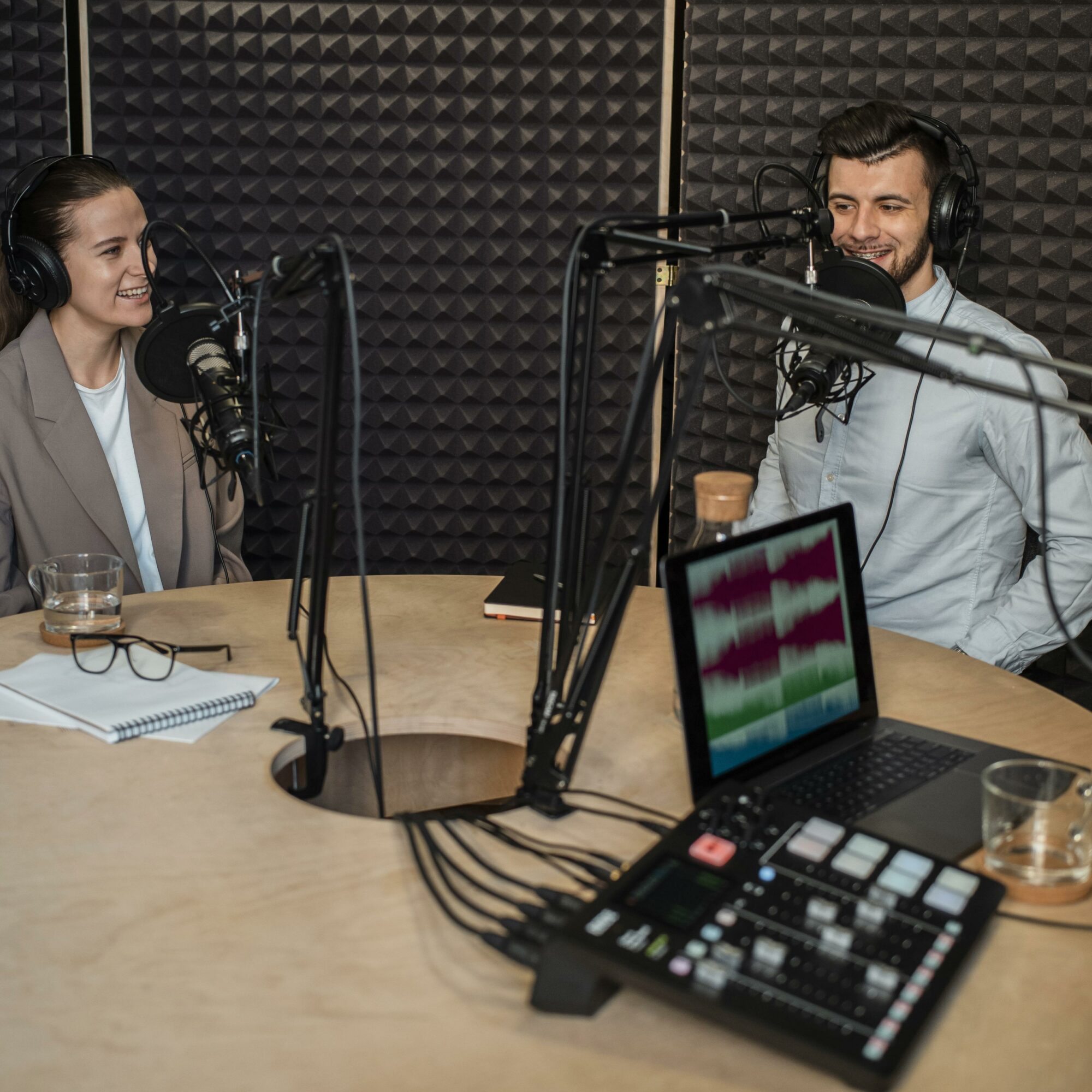 Parlons Local Podcast 3 : Les Podcasts Retail de Pub-audit 2024, une année charnière pour le commerce et sa communication locale