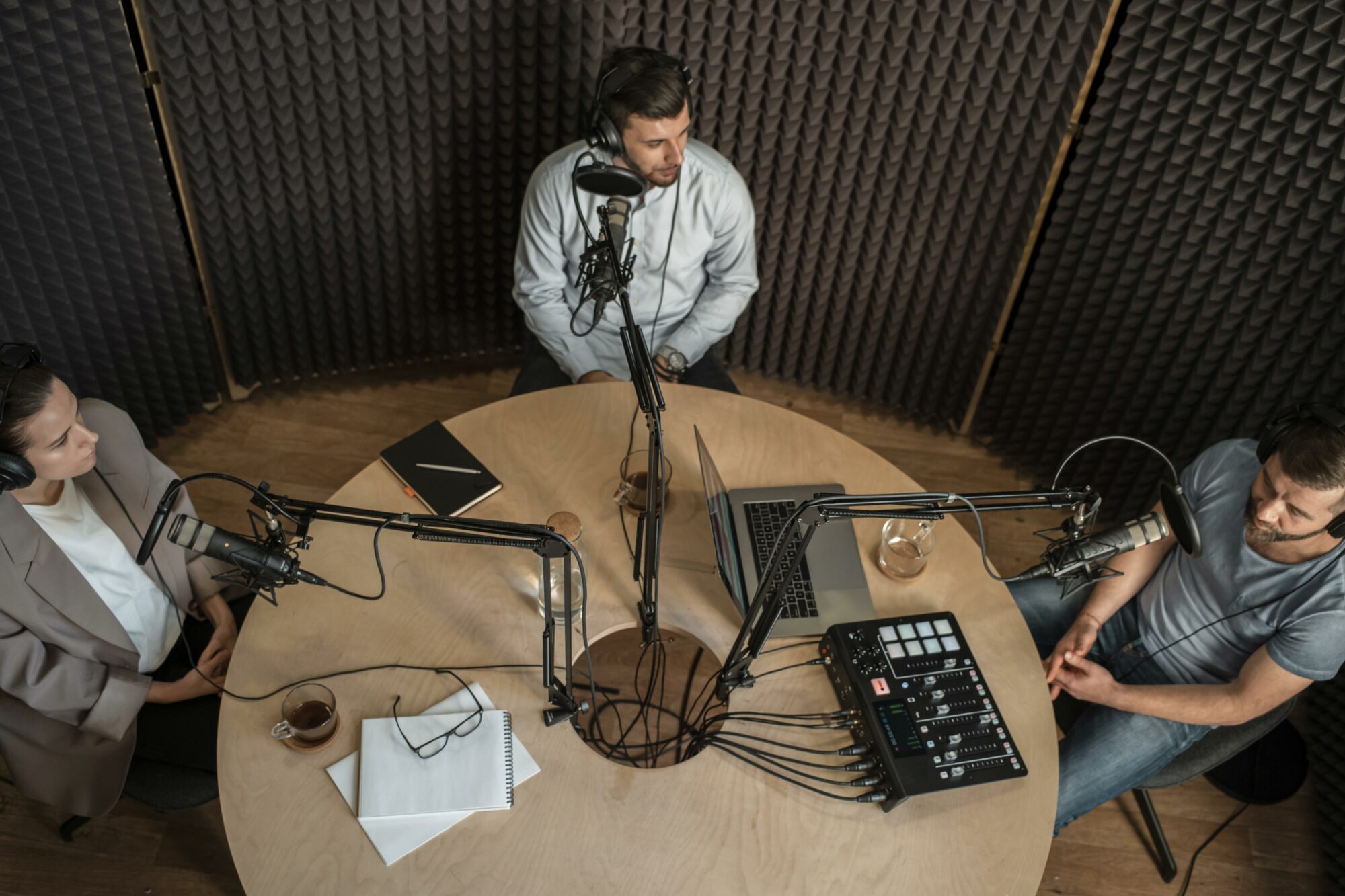 Parlons Local Podcast 2 : Les Podcasts Retail de Pub-audit 2024, une année charnière pour le commerce et sa communication locale